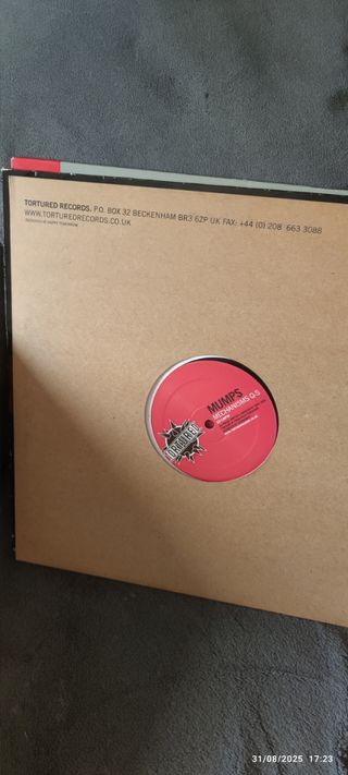 Lote de discos de música electrónica antigua.