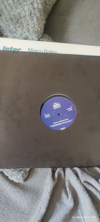 Lote de discos de música electrónica antigua.