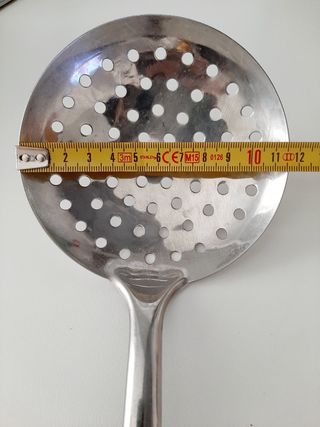 Mestolo forato in metallo