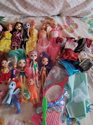 Lote de 17 muñecas y accesorios