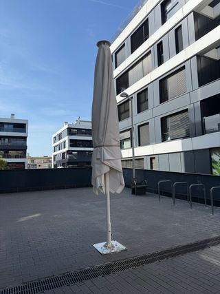 Sombrilla exterior blanca - seminueva