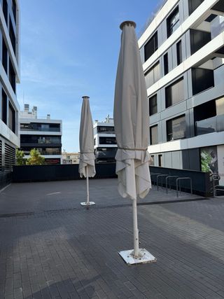Sombrilla exterior blanca - seminueva
