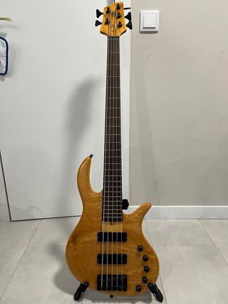 Bajo Cort Artisan A5+ 5 cuerdas