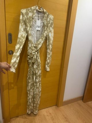 Vestido Zara largo beige estampado
Talla pequeño 