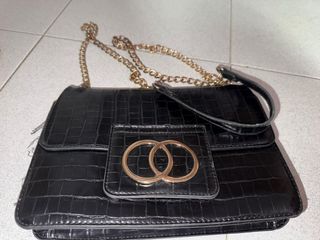 Bolso negro cadena dorada