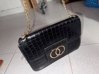 Bolso negro cadena dorada