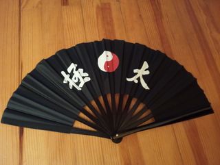 Abanico artes marciales negro-rojo con su funda
