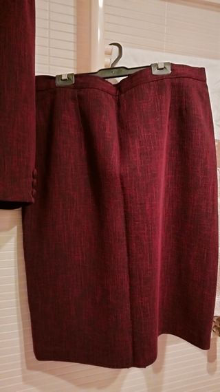 Traje color burdeos  mujer - 2 piezas