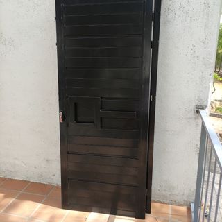 Puerta metálica negra - Exterior