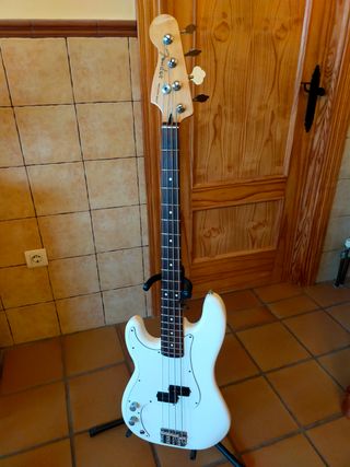 Fender Precision Bass para zurdos.