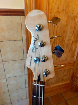 Fender Precision Bass para zurdos.