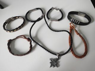 Pulseras y collar de cuero
