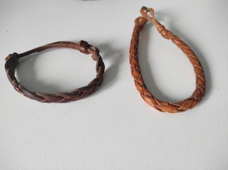 Pulseras y collar de cuero