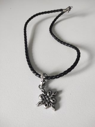 Pulseras y collar de cuero