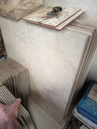 Restos baldosas porcelanicas y de gres.