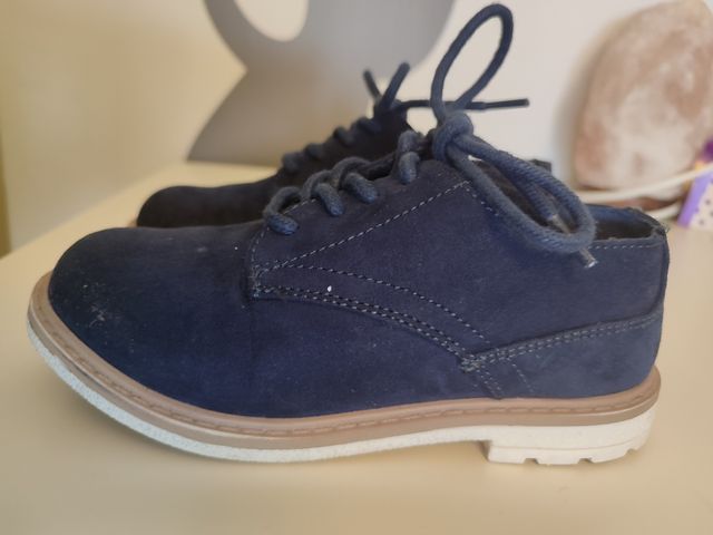 Zapatos niño azul marino, talla 27 y otra talla 28