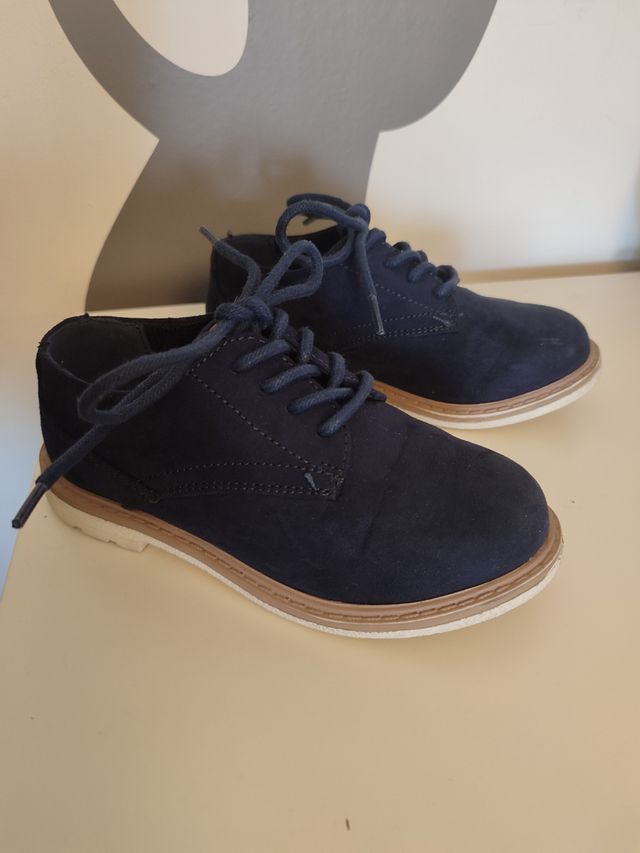 Zapatos niño azul marino, talla 27 y otra talla 28