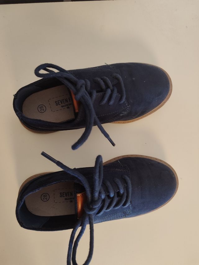 Zapatos niño azul marino, talla 27 y otra talla 28