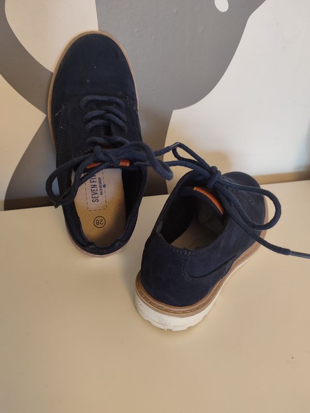 Zapatos niño azul marino, talla 27 y otra talla 28