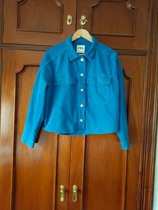 Sobrecamisa vaquera Zara azul.