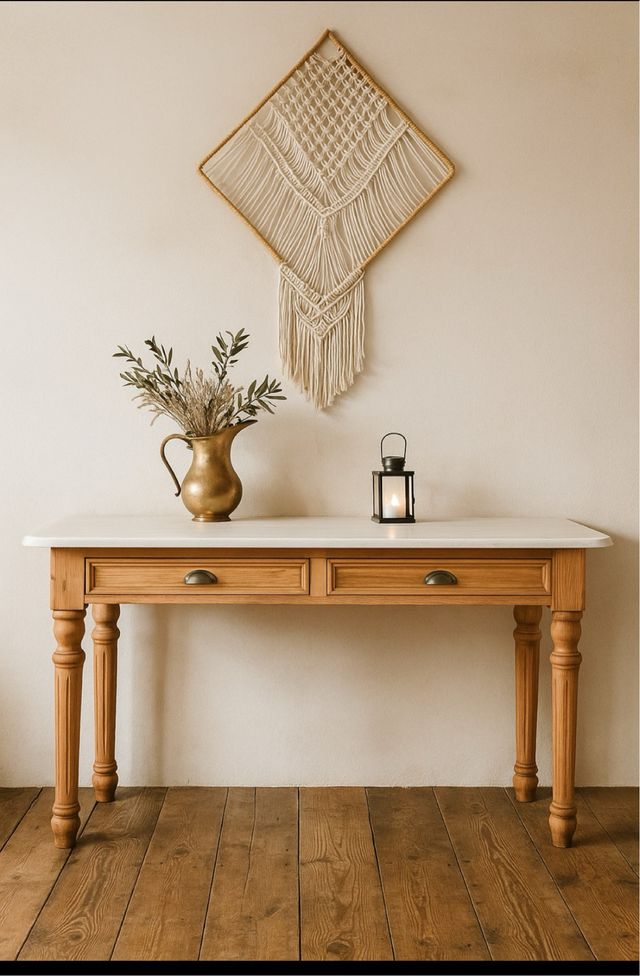 Mesa de madera marrón