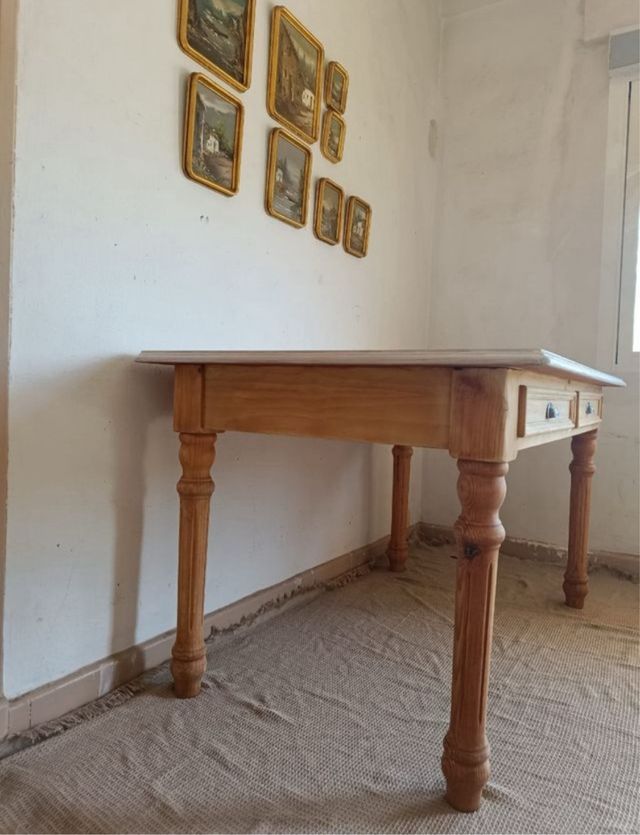 Mesa de madera marrón