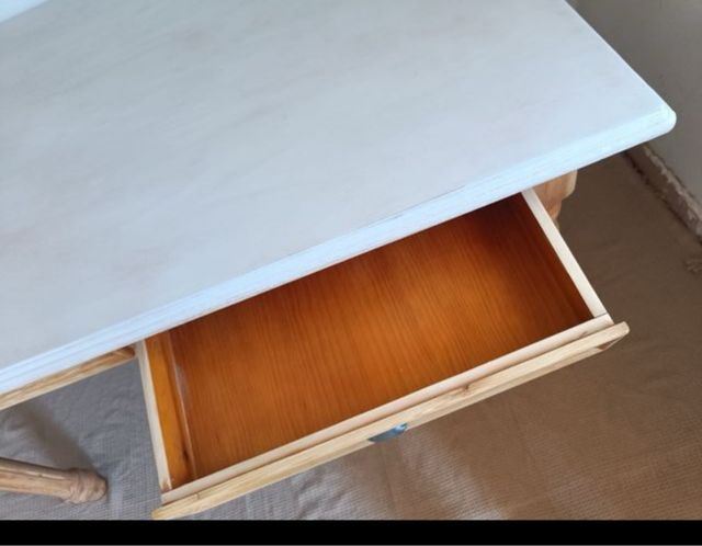 Mesa de madera marrón