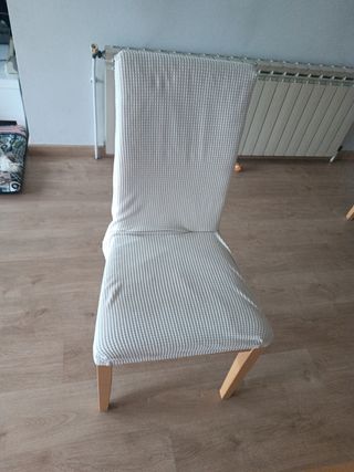 Mesa comedor + 4 sillas con fundas.