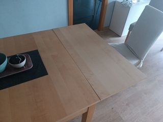Mesa comedor + 4 sillas con fundas.