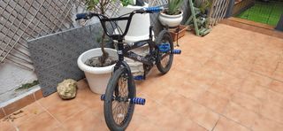 BMX negra con pegs