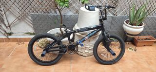 BMX negra con pegs