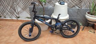 BMX negra con pegs