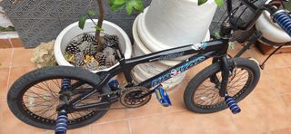 BMX negra con pegs