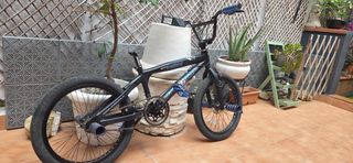 BMX negra con pegs