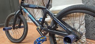 BMX negra con pegs