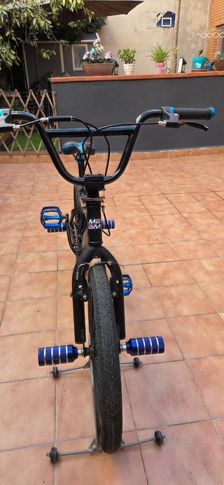 BMX negra con pegs.