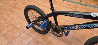 BMX negra con pegs.