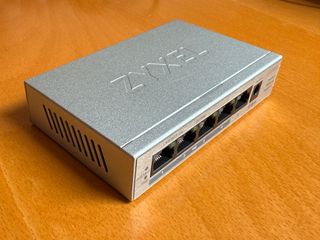 Switch ZYXELL GS1005HP 1+4 puertos 1GbE PoE+