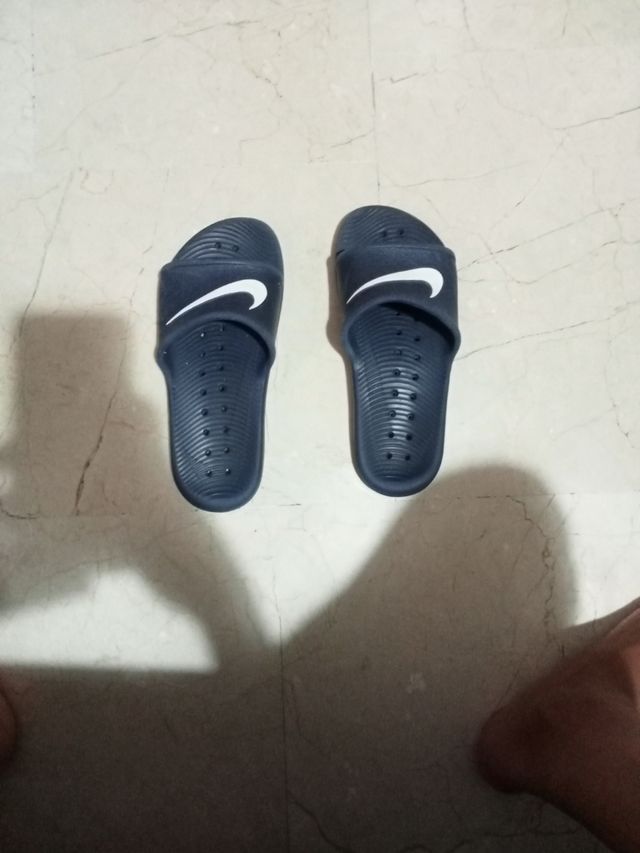 Chanclas Nike azules.
Son para niños pequeños.