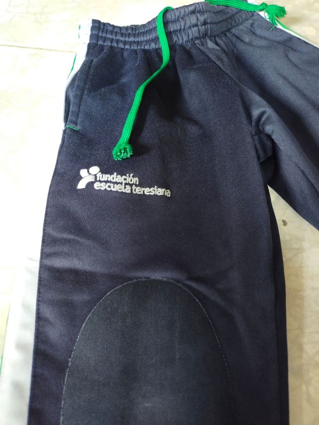 Pantalón deportivo escolar