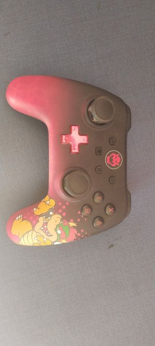 Controller Nintendo Switch rosa-nero.
Edizione Bowser. 