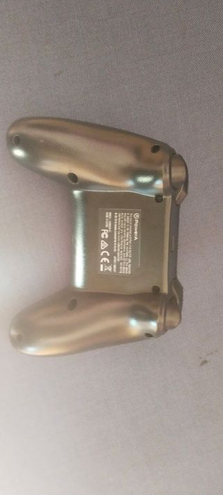 Controller Nintendo Switch rosa-nero.
Edizione Bowser. 