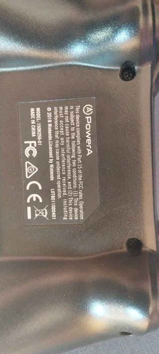 Controller Nintendo Switch rosa-nero.
Edizione Bowser. 