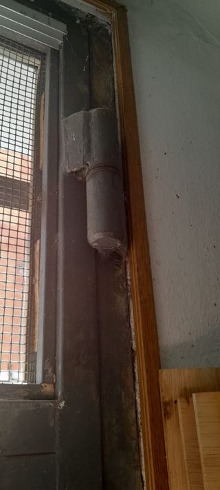 Puerta metal doble hoja antigua