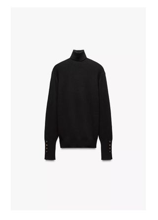 Jersey cuello cisne negro de Zara con botón manga