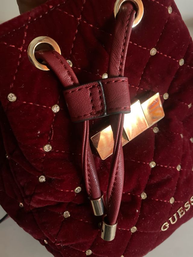 Mochila pequeña Guess granate