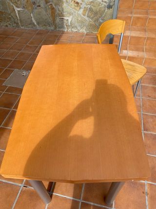 Mesa pequeña con seis sillas Madera y metal