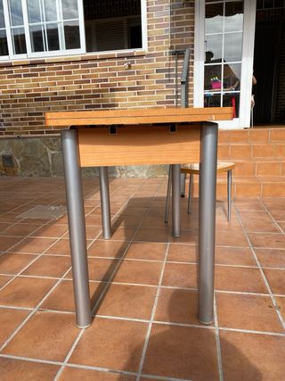 Mesa pequeña con seis sillas Madera y metal