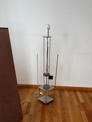 Lámpara de pie marrón y plata