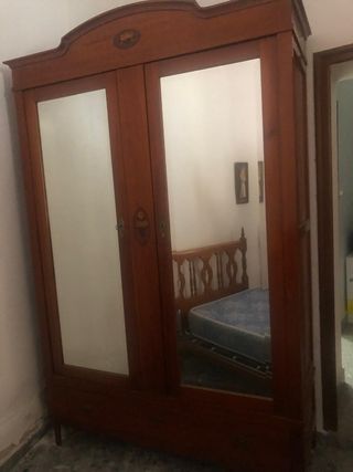 Armario antiguo de madera con espejo